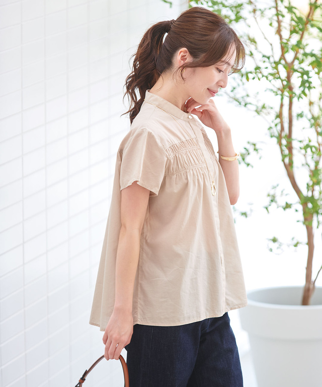ギャザーデザイン バンドカラー ブラウス【一部店舗限定】